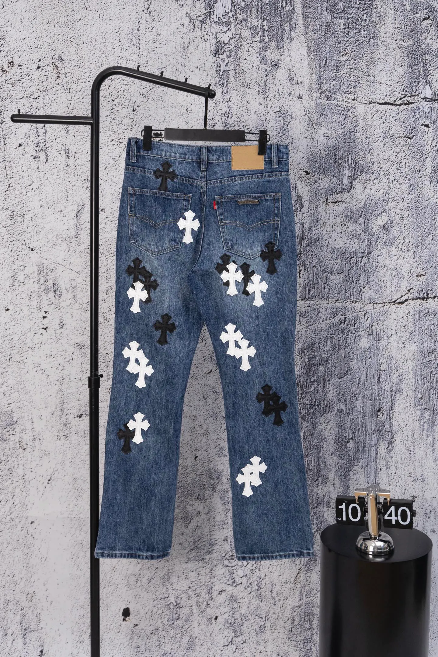 P260 CH Chromehearts limited edition black and white cross patch leather jeans, priced at 34W level, patchwork cross pattern embellishment, washed jeans! ! An absolutely high-end luxury product, a 1.9W-level god-level single product, a super popular product, made by top heavy industry, a magic weapon that cannot be missed! [About Zangyin] This is an extremely luxurious fashion brand that can also be called the aristocracy of the high street. It has always been an exclusive brand for some hipsters or rich second generations. Compared with ordinary high streets, it is more luxurious and noble. Compared with luxury brands, it is more fashionable and individual. It has always been a brand that I have a special liking for. [Top heavy industry fashion design] Consistently high-street luxury style. Speaking of this style, the Zangyin family and GU family are definitely the leading representative brands. Especially the Zangyin family has really achieved a state-of-the-art effect in creating high-street style. The unique washed material is used to create this style. The color system is already quite eye-catching. After it is decorated with patchwork cross flowers, it cleverly highlights the charm of the brand. Secondly, this style uses classic The high-waist cutting design highlights the long legs and fashionable temperament of the upper body. The brand is highly recognizable and the slim fit configuration is more suitable for daily wear. It is a product that interprets personality, fashion, and specifications at a glance. This single product is enough to make any fan excited. It can be a white T-shirt for a youthful college style, or a tight suspender for a royal style. It has strong matching ability and can be easily controlled by men.  [Materials and craftsmanship] Needless to say, this point goes without saying. As an excellent craftsman brand, Zangyin’s requirements for details and craftsmanship are really perfect. The washed color of this model has gone through so many processes, not to mention the embellishment of denim appliques. It is also purely hand-made and sewn. Just like what they believe in, only hand-made things have soul and have the meaning of wear. A top-notch heavy-duty fashionable denim item, I look forward to your perfect interpretation! !  Color: blue Size: 28-36